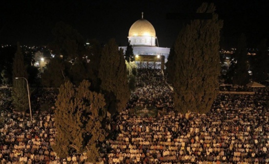 عشرات آلاف الفلسطينيين يشدون الرحال الى المسجد الأقصى لإحياء "ليلة القدر"