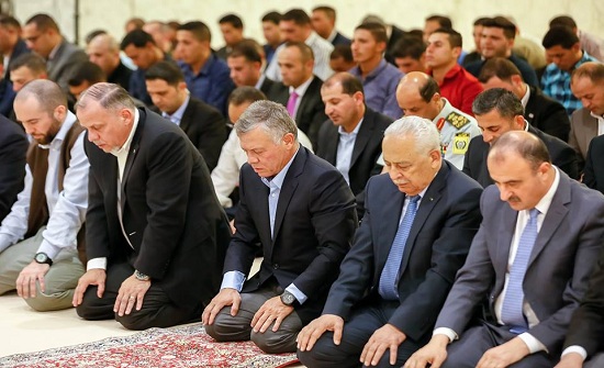 الملك يشارك المصلين أداء صلاتي العشاء والتراويح بمسجد الهاشمية الملك يشارك المصلين أداء صلاتي العشاء والتراويح بمسجد الهاشمية