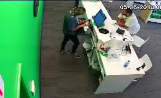 بالفيديو: لص يعتدي على بائعة داخل متجر بـ«رذاذ الفلفل» بهدف السرقة