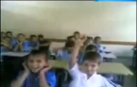 استاذ يعلم تلاميذه على " النهيق " الجماعي