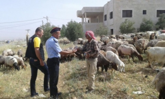 بالصور : في موجة الحر .. الأمن يوزع الماء على مواطنين بالصور : في موجة الحر .. الأمن يوزع الماء على مواطنين