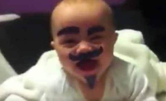 فيديو يُضحكك من القلب.. شاهد ماذا فعل أب بطفله في غياب والدته!