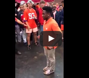 شاهد.. ماذا حدث لشاب حاول استعراض مهاراته في الرقص أمام المارة