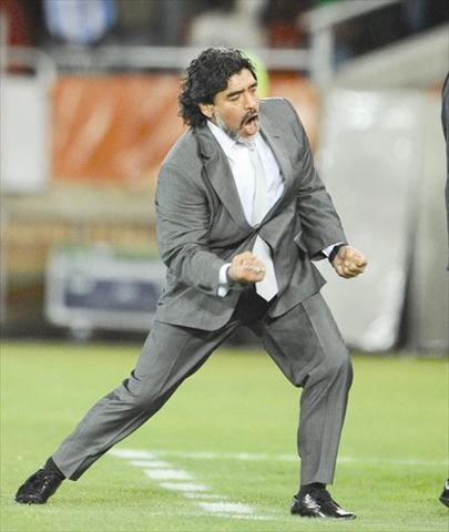 مارادونا يعد بتدريب أحد الفرق في 2011 