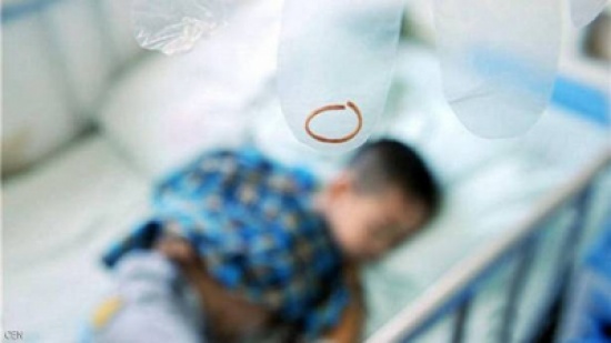 شريط مطّاطي "ينمو" داخل جلد طفل لسنوات