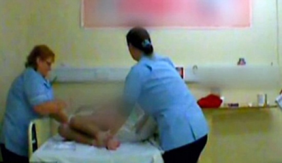 بريطانيا: فضيحة بعد تسجيل لممرضات يعتدين على مريض عقلي