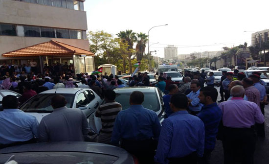 بالصور : اعتصام لموظفي البلديات للمطالبة بحقوقهم الوظيفية بالصور : اعتصام لموظفي البلديات للمطالبة بحقوقهم الوظيفية