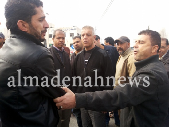 بالصور .. ثلاثيني يهدد بالانتحار من على جسر الجامعة الأردنية بالصور .. ثلاثيني يهدد بالانتحار من على جسر الجامعة الأردنية