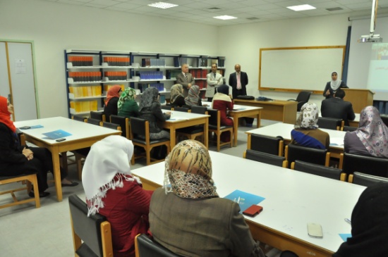 العلاقات العامة والأداء النموذجي في التعامل مع الجمهور في جامعة الزرقاء