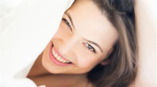 10 حيل تجميلية لإخفاء آثار قلة النوم على وجهك 10 حيل تجميلية لإخفاء آثار قلة النوم على وجهك