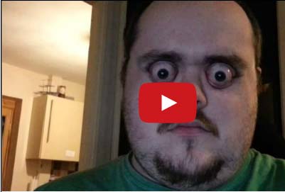 رجل يخرج عينيه من مكانهما