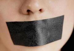 ايقاف معلم بريطاني عن العمل لوضعه شريطاً لاصقاً على أفواه تلاميذه