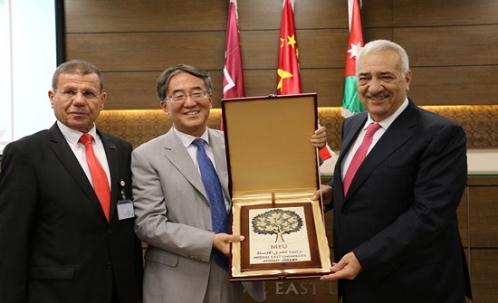 السفير الصيني يفتتح مركز تعليم اللغة الصينية في " الشرق الأوسط"