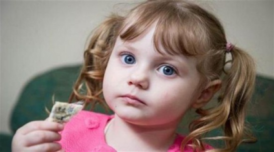 طفلة في الرابعة مدمنة على التهام قطع السجاد والجلود