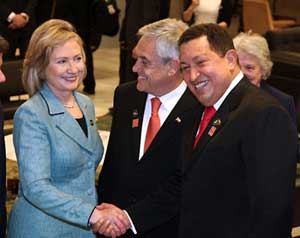 شافيز يصافح كلينتون ويصفها بالعفوية  