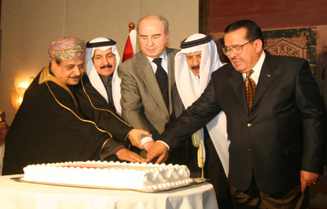 أغلب رجالات الدولة في سفارة البحرين بعمان ( صور ) أغلب رجالات الدولة في سفارة البحرين بعمان ( صور )