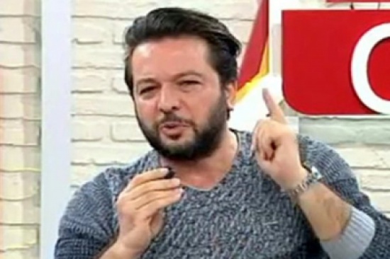 فيديو مؤثر.. مغني تركي ينسحب من برنامج بالبكاء الشديد على حلب ويسأل: أين أنتم أيها المسلمون؟ فيديو مؤثر.. مغني تركي ينسحب من برنامج بالبكاء الشديد على حلب ويسأل: أين أنتم أيها المسلمون؟