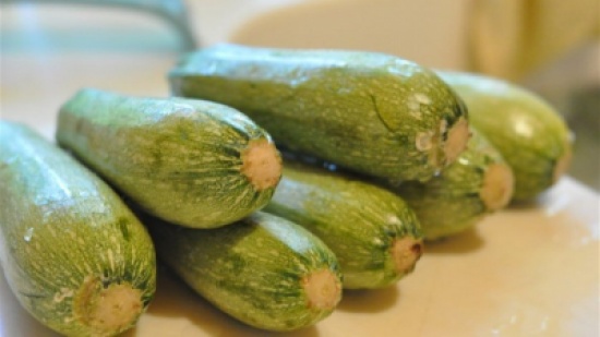 بالفيديو – طريقة غريبة وسهلة لتفريغ الكوسا من اللبّ!