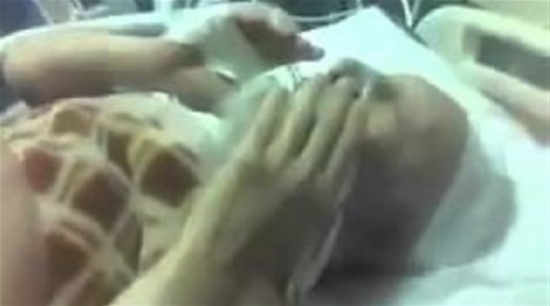 فيديو| مسن يؤدي الصلاة بالعناية المركزة