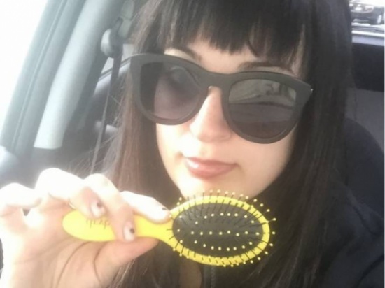 صور| هذه الفتاة لم تمشط شعرها منذ 7 أيام.. فماذا حدث معها؟