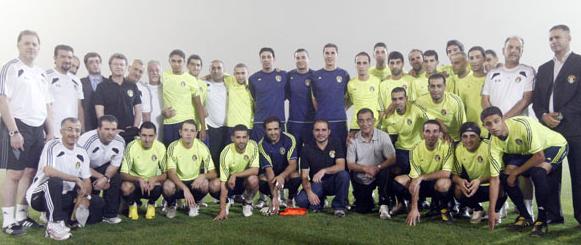 سمو الأمير علي يطمئن على المنتخب الوطني