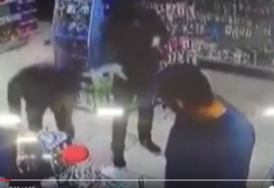 على طريقة الافلام .. بالفيديو : مسلحون ملثمون يسطون على صيدلية بعمان