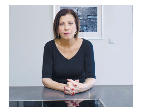 رئيسة "ميرتس" : عباس خاضع لـ " إحسان " نتنياهو