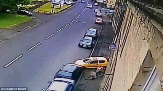 شاهد.. أراد ركن سيارته فصدم منزلاً وسيارتين