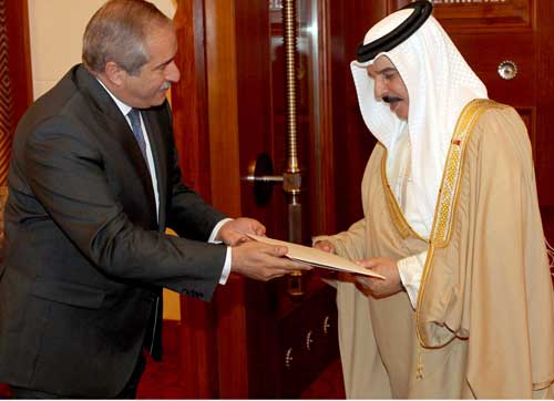وزير الخارجية ينقل رسالة خطية من الملك إلى عاهل البحرين وزير الخارجية ينقل رسالة خطية من الملك إلى عاهل البحرين