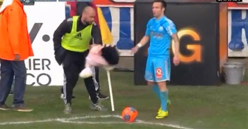 "دمية" تقتحم الملعب وتعطل مباراة بفرنسا