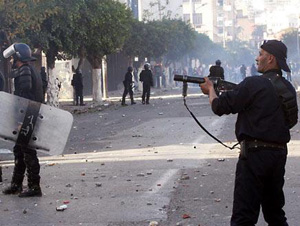 الحكومة الجزائرية تتراجع أمام الاحتجاجات وتعد بمراجعة رفع الأسعار