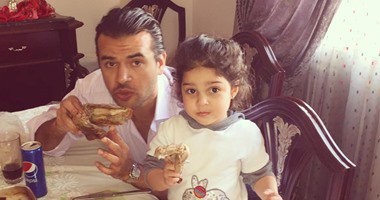 سامو زين ينشر صورة طريفة له أثناء تناول وجبة بط