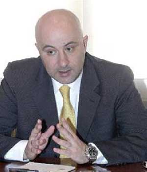 وزير الصناعة يبحث مع مسؤولين وتجار غدا اوضاع السوق وزير الصناعة يبحث مع مسؤولين وتجار غدا اوضاع السوق