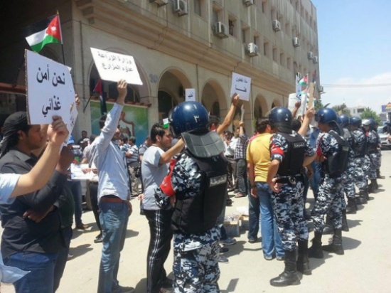 مزارعون يحتجون على قرار الحكومة تقليص عدد العمال مزارعون يحتجون على قرار الحكومة تقليص عدد العمال
