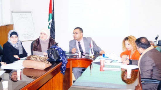 العمل تعرض لوفد من التربية تجربتها في تحقيق معايير جائزة الملك عبد الله الثاني للتميز