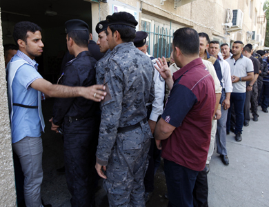 عشرات القتلى والجرحى في تفجيرات استهدفت مراكز انتخابية بالعراق