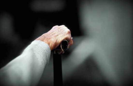 فرنسا: اعتداء عنصري على سيدة مسلمة عمرها 81 عامًا وابنتها