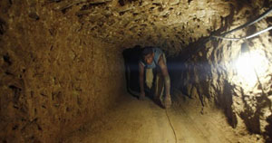 اصابة 5 عمال فلسطينيين في انفجار بنفق على الحدود المصرية 