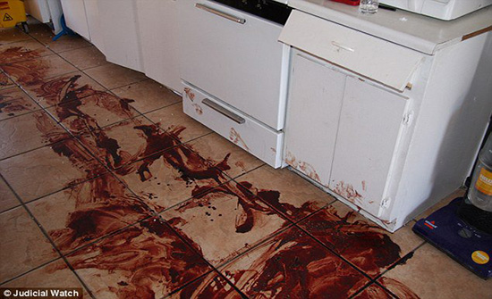 [شاهد] تعرّضتا لـ70 طعنة مختلفة .. سوري يُصدَم بزوجته وابنته مقطوعتي الرأس بمنزله في تركيا