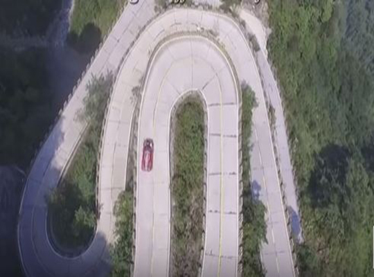 بالفيديو: سائق يحقق رقماً قياسياً على أخطر طريق في العالم