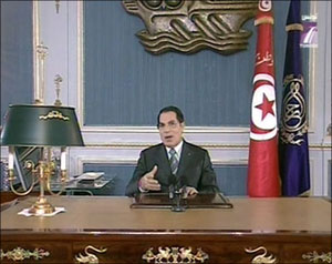 بن علي يعد بوظائف والاحتجاج يستمر