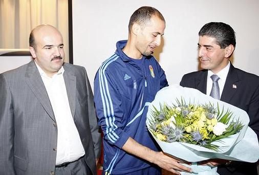10 الآف دولار مكافأة مالية من الحمود للمنتخب الوطني
