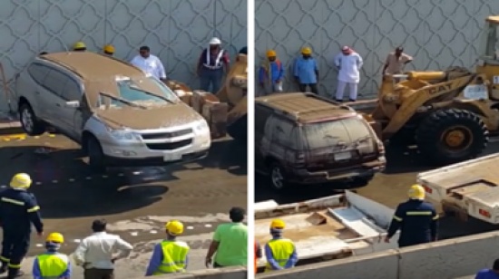 شاهد: عملية إخراج سيارات غارقة بجدة