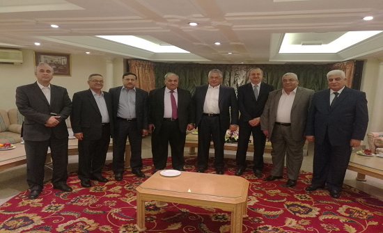 وزير المالية يكرم مدير عام ضريبة الدخل والمبيعات السابق وزير المالية يكرم مدير عام ضريبة الدخل والمبيعات السابق