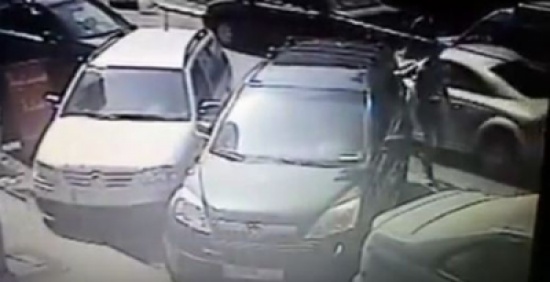 فيديو: لص رشيق يسرق محفظة وهاتف في لمح البصر فيديو: لص رشيق يسرق محفظة وهاتف في لمح البصر