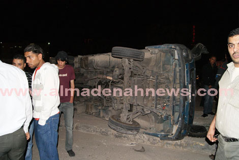 سيارة تقص الجزيرة الحديدة وتستقر عرضيا قبالة الجامعة سيارة تقص الجزيرة الحديدة وتستقر عرضيا قبالة الجامعة