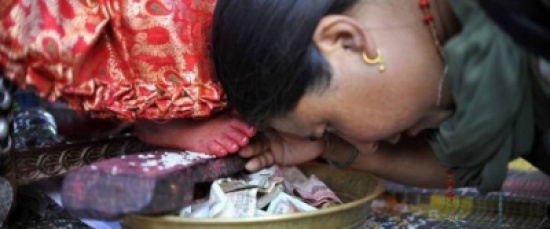 بالصور طفلة أصبحت إلهة يتبرك بها الناس!