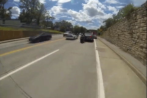 دراجة نارية تدخل في سيارة الشرطة