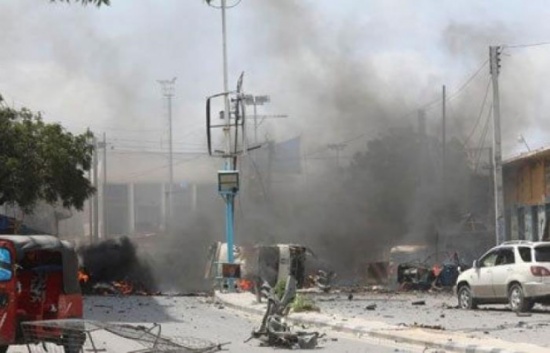 بالفيديو : 16 قتيلا بانفجار سيارة ملغومة قرب قصر الرئاسة بالصومال