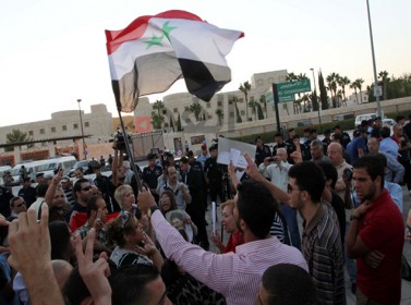 القومجيون يعتصمون أمام السفارة الأمريكية دعما للأسد